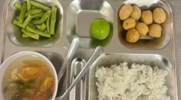 شكاوى تثور حول غداء مدرسي بـ40 ألف دونغ فيتنامي.. المدرسة توضح موقفها من اللحم القليل